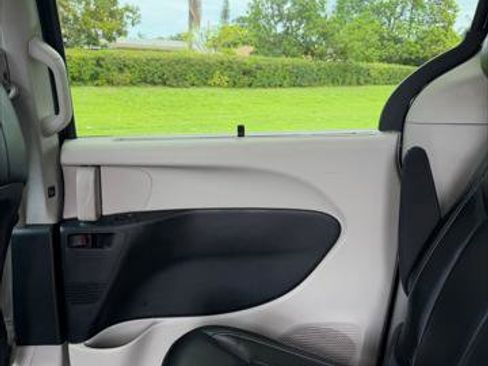 Used 2023 Chrysler Pacifica Touring-L FWD image 19