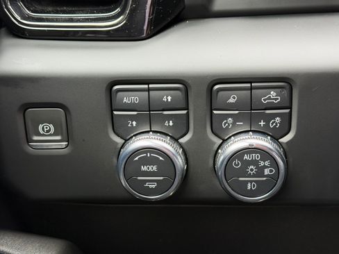Used 2024 GMC Sierra 2500 AT4 w/ AT4 Premium Plus Package AWD/4WD image 12