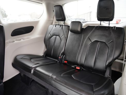 Used 2024 Chrysler Pacifica Touring-L image 31