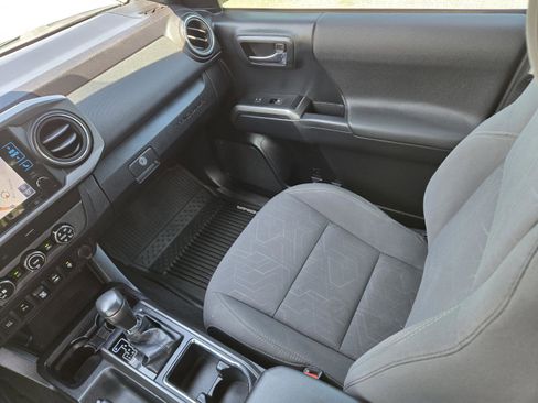 Used 2019 Toyota Tacoma TRD Off-Road w/ Technology Package image 19