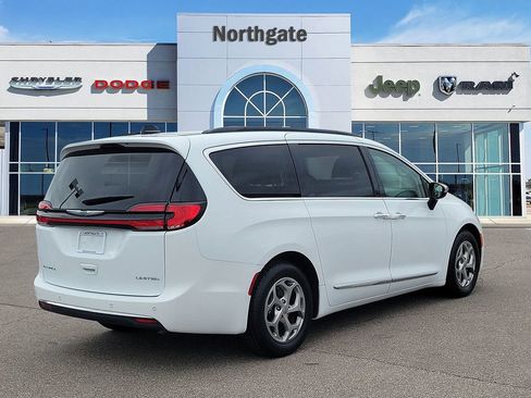 Used 2023 Chrysler Pacifica Limited FWD image 3
