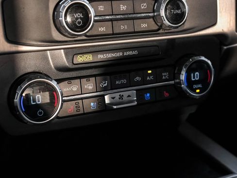 Used 2022 Ford F350 Platinum w/ FX4 Off-Road Package image 27