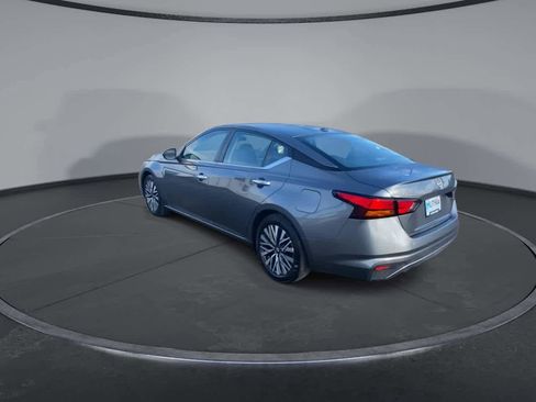 Used 2024 Nissan Altima 2.5 SV FWD image 11