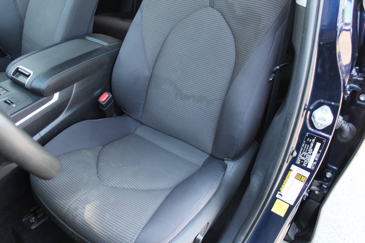 Used 2023 Toyota Highlander L FWD image 3