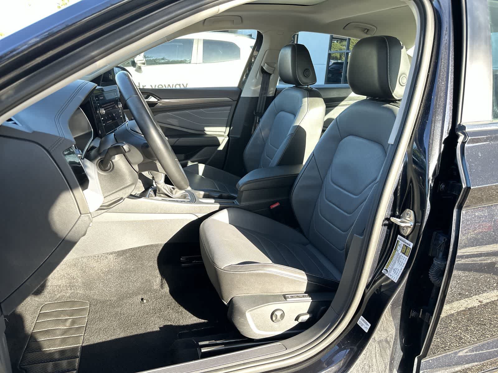 Used 2025 Volkswagen Jetta SEL FWD image 3