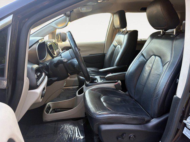 Used 2017 Chrysler Pacifica Touring-L Plus w/ Advanced Safetytec Group FWD image 6