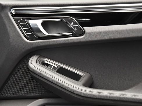 Used 2025 Porsche Macan image 47