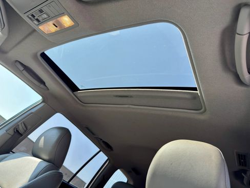 Used 2012 Toyota Highlander SE w/ Tow Pkg image 9