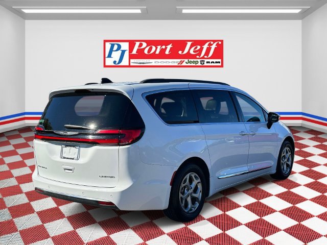 Used 2023 Chrysler Pacifica Limited FWD image 4