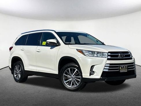 Used 2019 Toyota Highlander XLE image 2