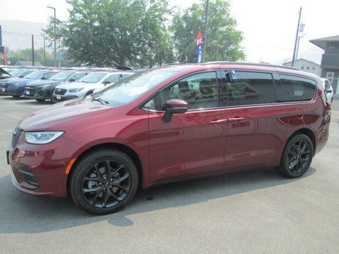 Used 2023 Chrysler Pacifica Touring-L w/ S Appearance Package AWD/4WD image 3