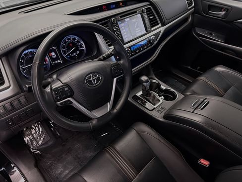 Used 2019 Toyota Highlander SE FWD image 7