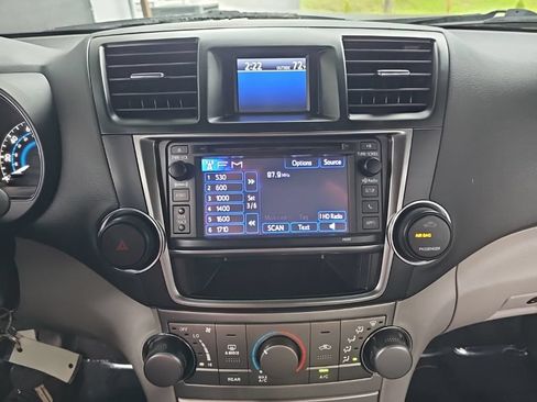 Used 2013 Toyota Highlander 4WD Hybrid image 24
