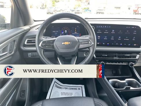 Used 2025 Chevrolet Traverse LT FWD image 13