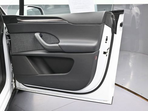 Used 2022 Tesla Model X image 42