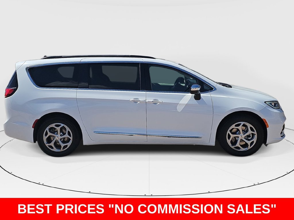 Used 2023 Chrysler Pacifica Limited FWD image 2