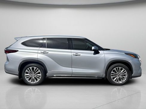 Used 2025 Toyota Highlander Platinum AWD/4WD image 4