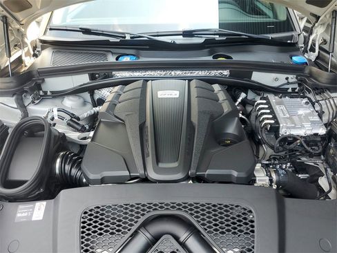 Used 2025 Porsche Macan S image 32