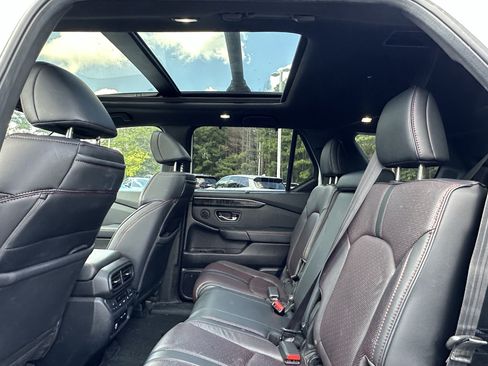 Used 2025 Honda Pilot Black Edition image 9