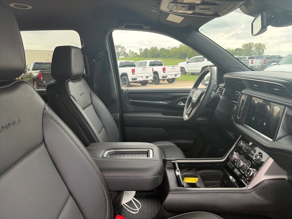 Used 2024 GMC Yukon XL Denali AWD/4WD image 14