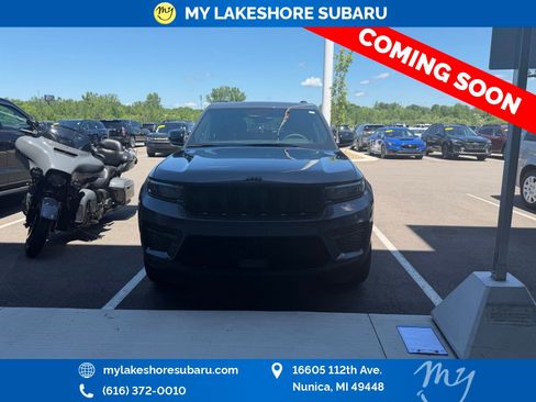 Used 2025 Jeep Grand Cherokee Altitude AWD/4WD image 2