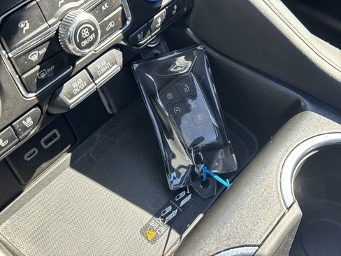 Used 2024 GMC Yukon SLT w/ SLT Premium Package image 38