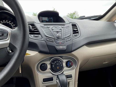 Used 2017 Ford Fiesta SE image 6