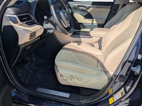 Used 2023 Toyota Highlander Limited image 11