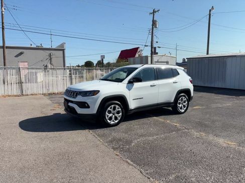 Used 2025 Jeep Compass Latitude AWD/4WD image 7