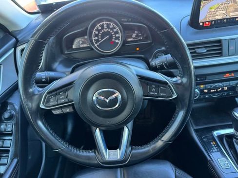 Used 2018 MAZDA MAZDA3 Touring FWD image 18