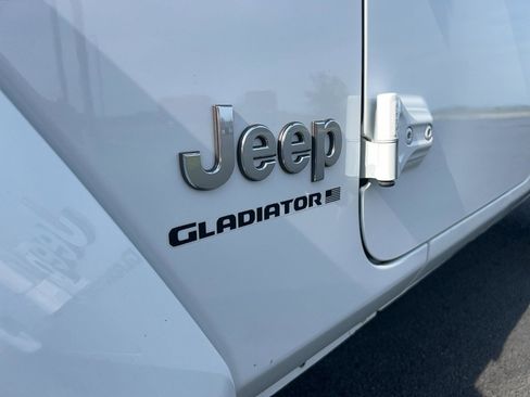Used 2023 Jeep Gladiator Overland AWD/4WD image 10