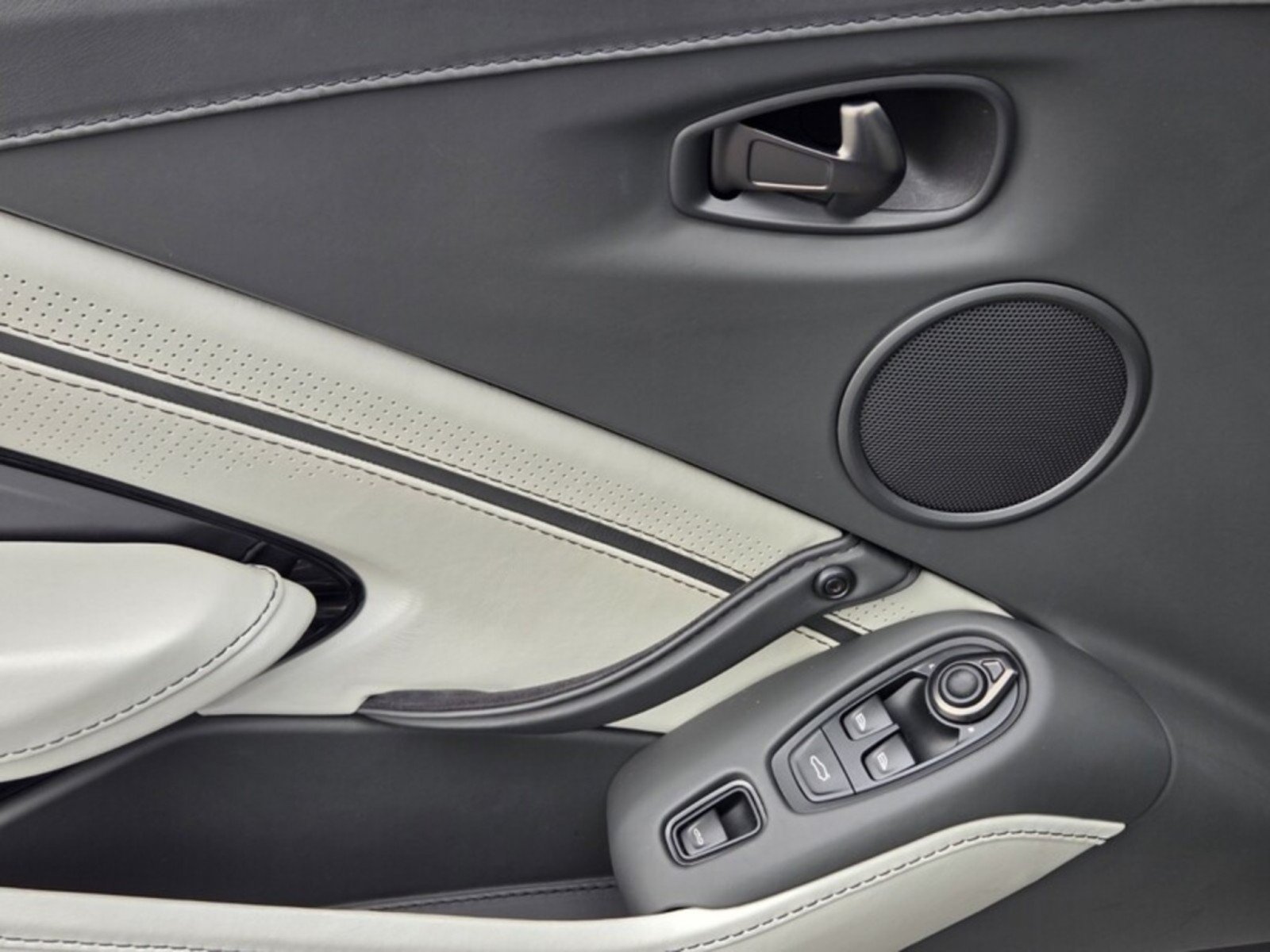 Used 2023 Aston Martin V8 Vantage Roadster RWD image 22