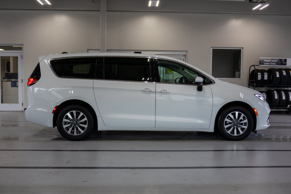 Used 2023 Chrysler Pacifica Touring-L FWD image 6