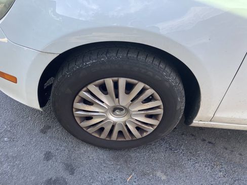 Used 2010 Volkswagen Golf 4-Door image 13