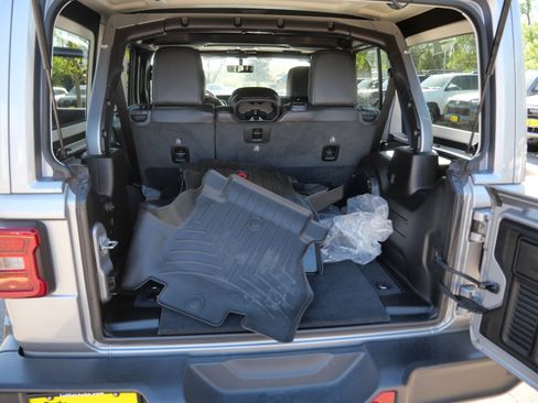 Used 2021 Jeep Wrangler Unlimited Sahara AWD/4WD image 18