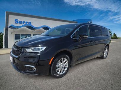 Used 2025 Chrysler Pacifica Select
