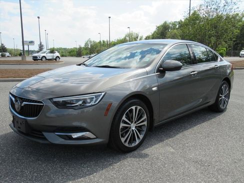 Used 2018 Buick Regal Essence w/ Driver Confidence Package #1 FWD image 3
