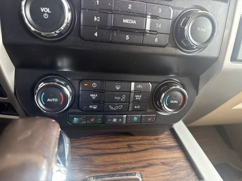 Used 2019 Ford F150 Lariat w/ Trailer Tow Package RWD image 22