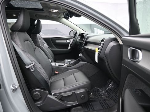 New 2025 Volvo XC40 B5 Core w/ Protection Package Premier image 28