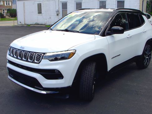 Used 2025 Jeep Compass Limited w/ Elite Group AWD/4WD image 3