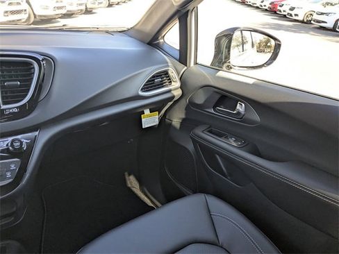 New 2026 Chrysler Voyager LX image 17