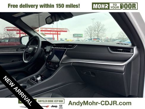 Used 2024 Jeep Grand Cherokee Limited w/ Black Appearance Package image 26