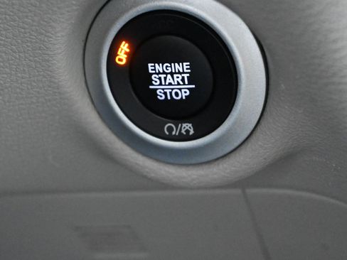 Used 2024 Chrysler Pacifica Touring-L FWD image 23
