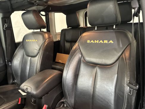 Used 2015 Jeep Wrangler Unlimited Sahara w/ Connectivity Group AWD/4WD image 10