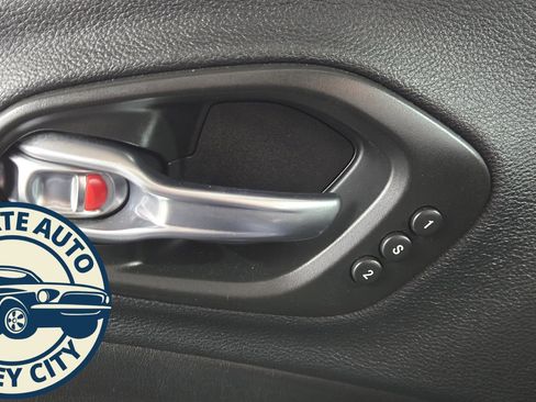 Used 2020 Jeep Cherokee Limited image 30