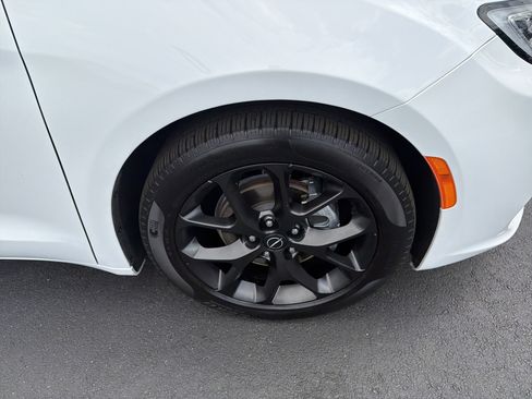 Used 2025 Chrysler Pacifica Limited FWD image 14