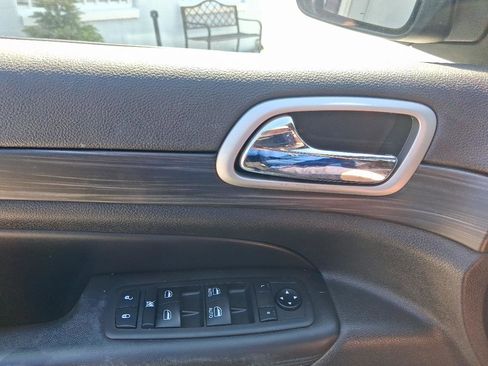 Used 2019 Jeep Grand Cherokee Altitude RWD image 16