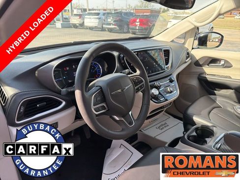 Used 2024 Chrysler Pacifica Limited FWD image 11
