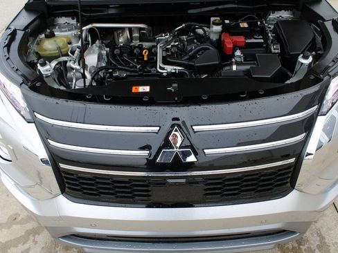 Used 2025 Mitsubishi Outlander SE image 32