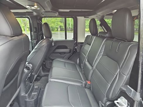 Used 2023 Jeep Wrangler Unlimited Sahara w/ Cold Weather Group AWD/4WD image 18